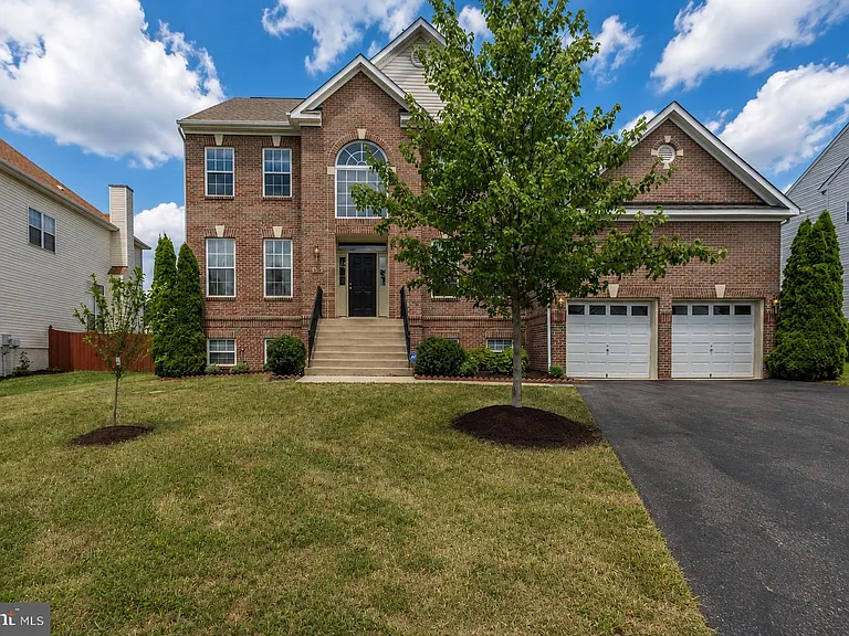 120 Nassau Dr — Photo 2