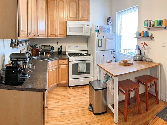 2nd image of 1464 W Grace St #3C