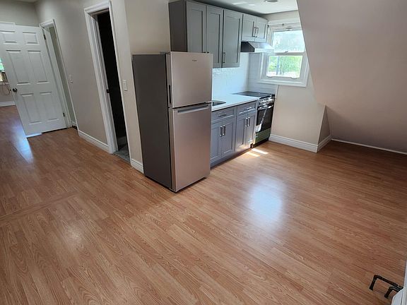 4th image of 7 Hewitt Ave