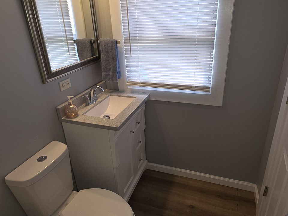 Newly remodeled bathroom with tub/shower