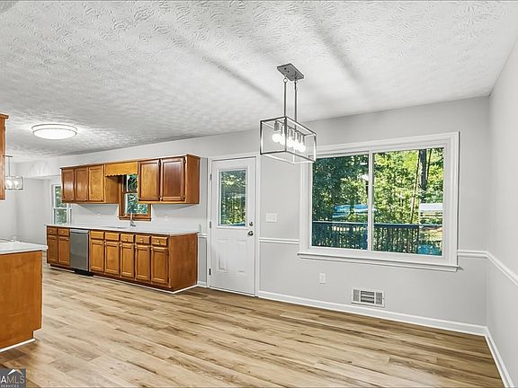 4th image of 170 W Forest Dr