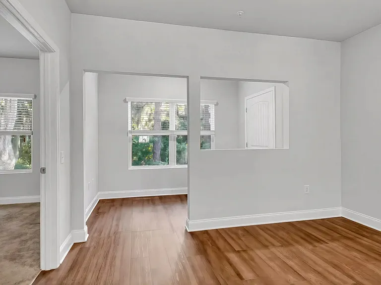 Hickory Grove Apartments — Photo 16