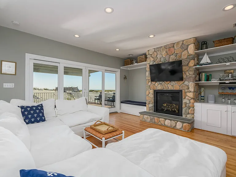 863 Dune Rd — Photo 23