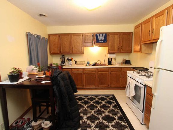 3rd image of 609 1/2 Blakely Ave #609
