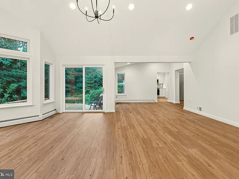 2375 N Vernon St — Photo 27