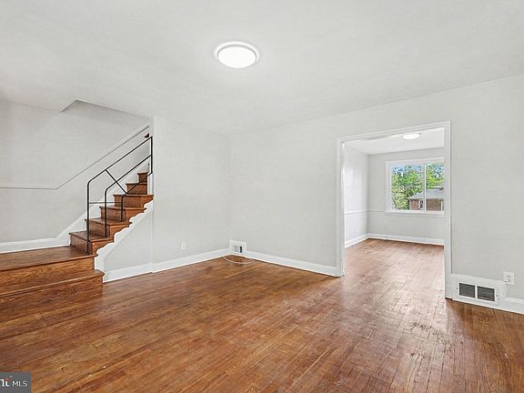 3rd image of 828 Saint Dunstans Rd