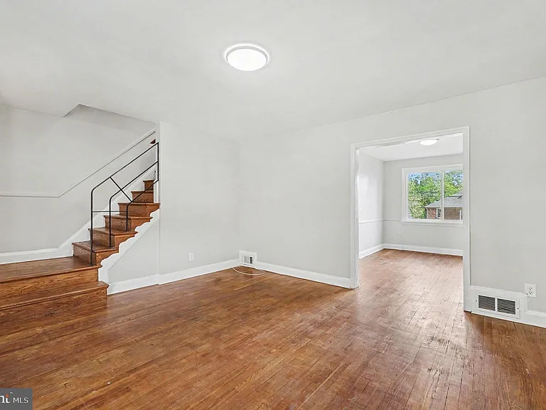 828 Saint Dunstans Rd — Photo 3