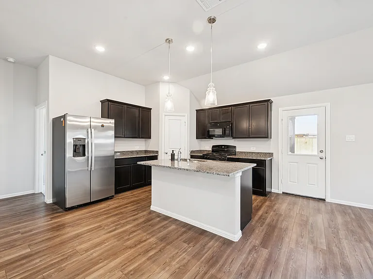 1421 Avalon Ct — Photo 3