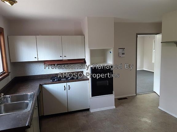 4th image of 10 Edinburg Ct