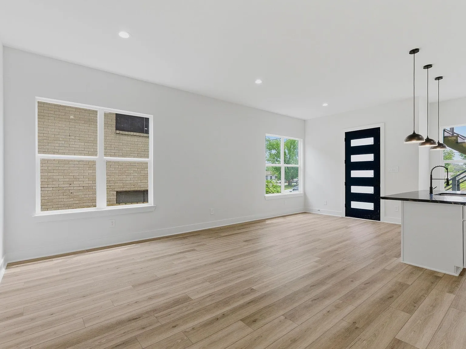3 bed, 2.0 bath, 1376 sqft, $1,800 — Photo 3