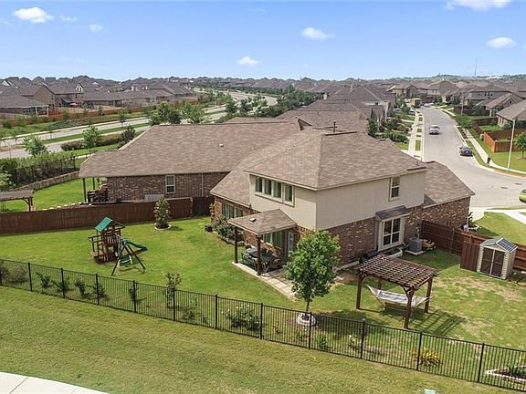 5th image of 683 Vista Gardens Dr