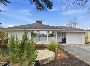 2450 Cadboro Bay Rd, Oak Bay, BC V8R 5H6