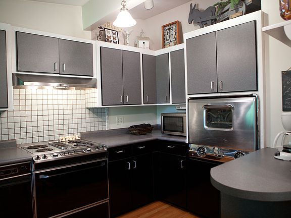 Kitchen w/convection oven
