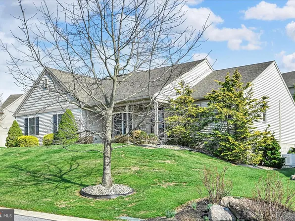 858 Water Edge Ct, Lebanon, PA 17046