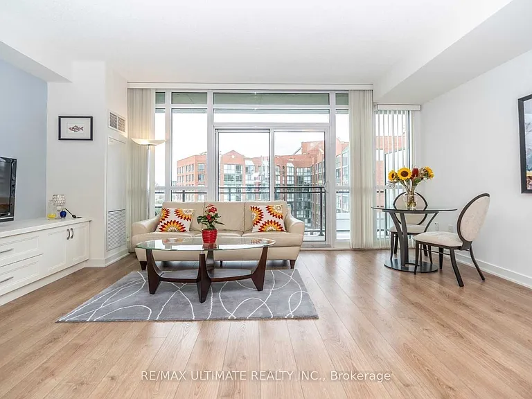 775 King St W #905 — Photo 2