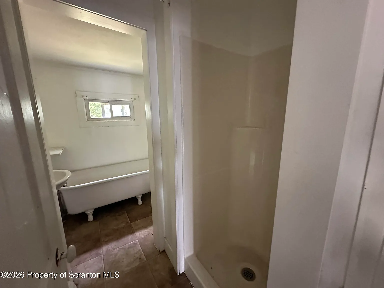 3 bed, 1.0 bath, 1130 sqft, $1,200 — Photo 3