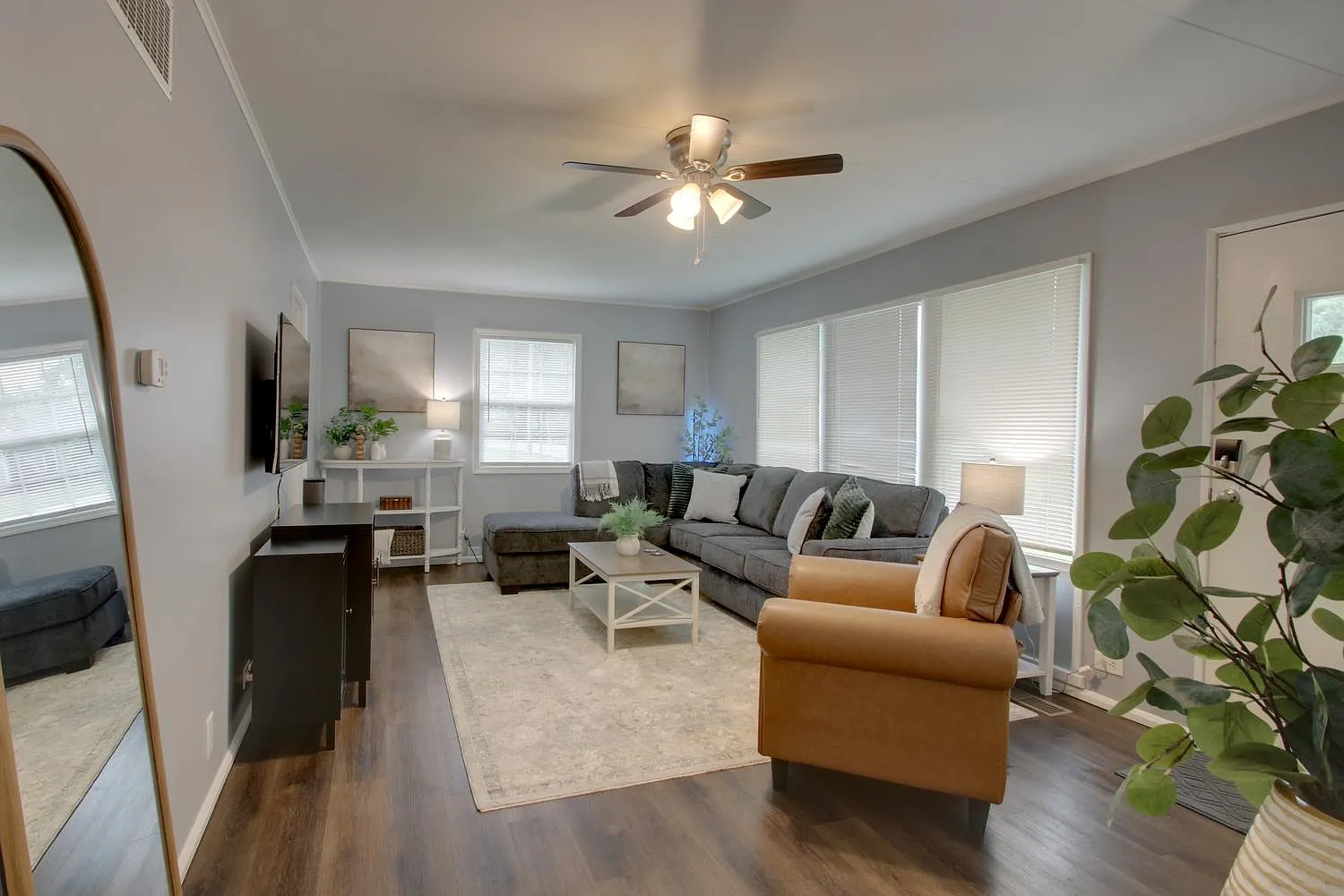 3 bed, 870 sqft, $3,000 — Photo 2