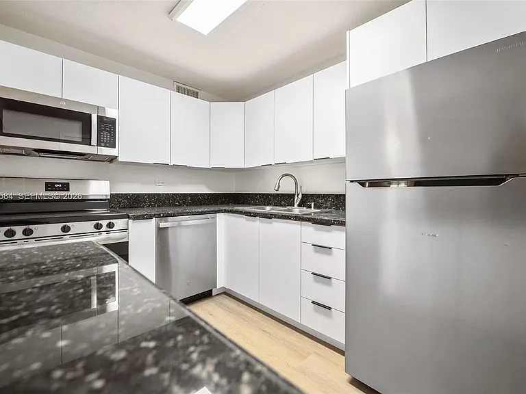 8107 SW 72nd Ave #413E — Photo 9