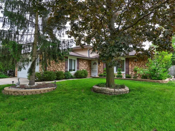 833 Summerfield Dr, Roselle, IL 60172