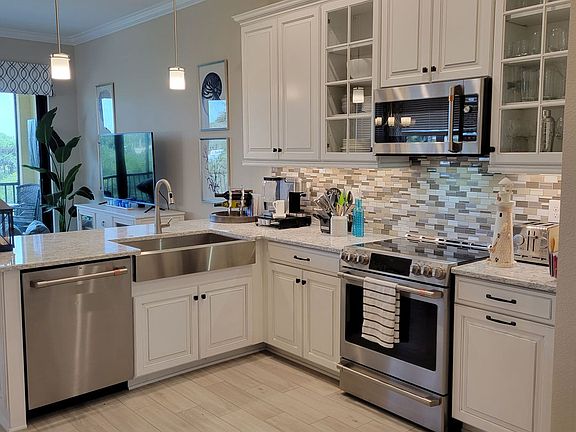 2nd image of 5561 Cannes Cir Building 5
