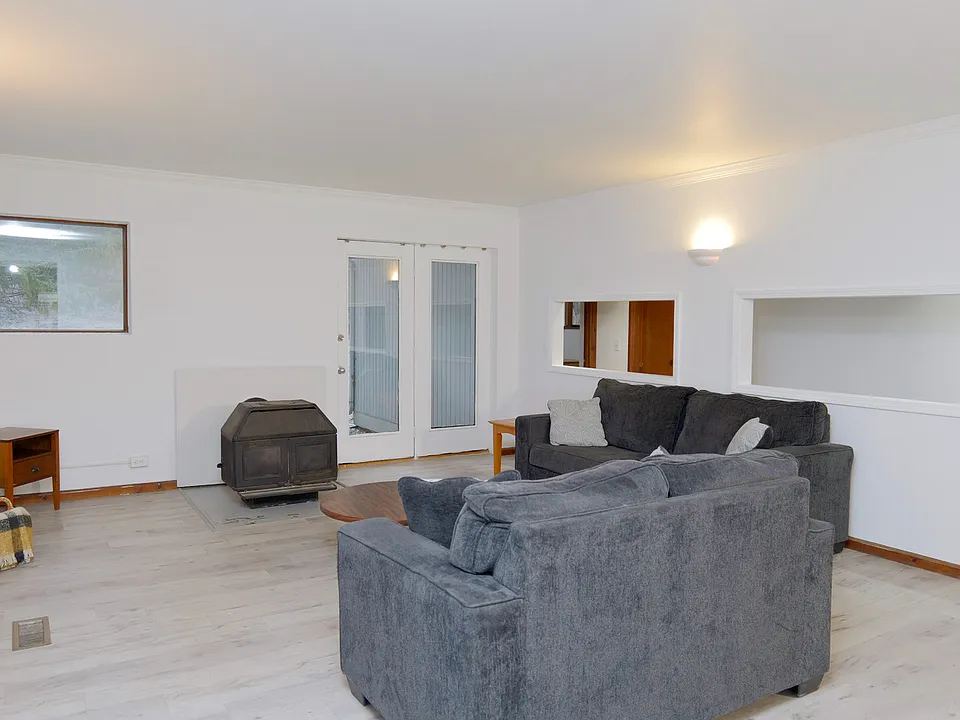 118 W King Rd