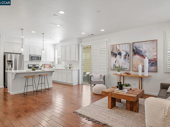 4th image of 22640 Filbert St