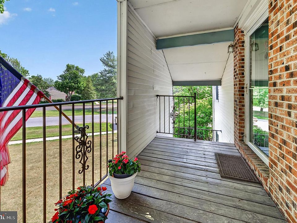 1st image of 10 Village Ct