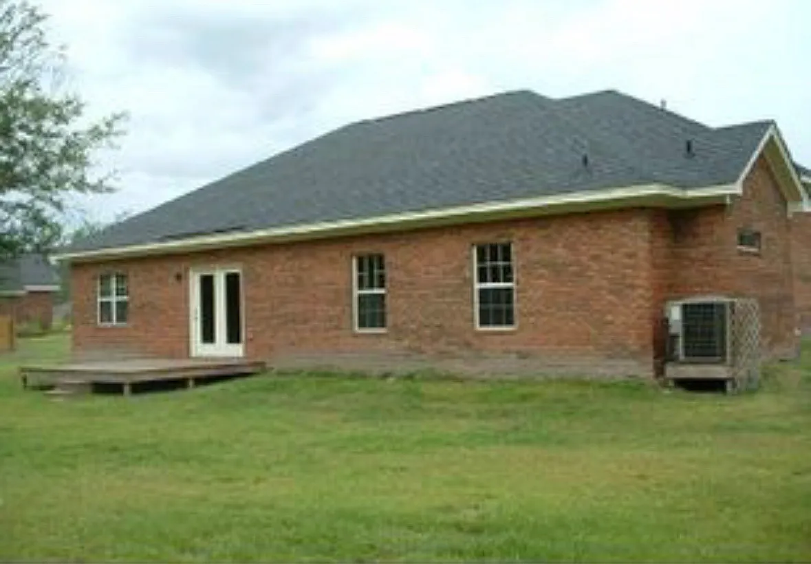 4 bed, 2563 sqft, $3,100 — Photo 2