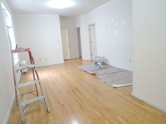 4th image of 2906 Crescent St APT 1F