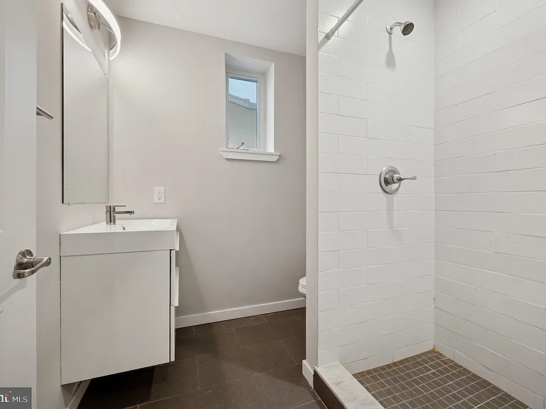 501-03 W Girard Ave #3 — Photo 3