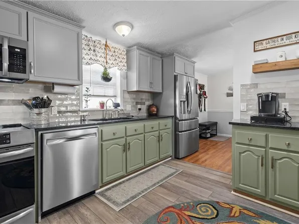 70 Blackbird St, Tiverton, RI 02878