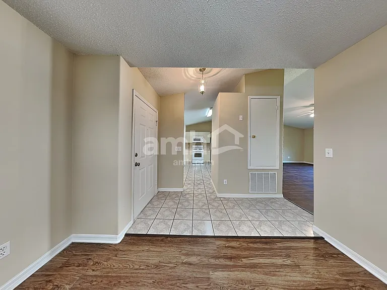 1051 Timber Trace Dr — Photo 9
