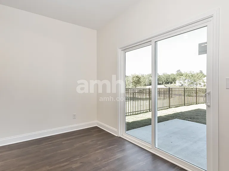 906 Ronnie Rd — Photo 5