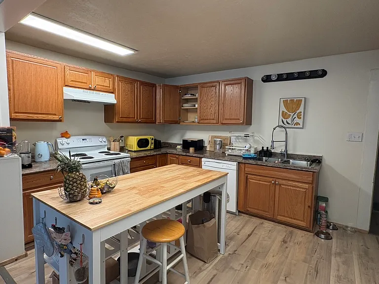 620 NE Gray Ln — Photo 4