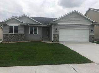 1101 Deer Run Dr NE, Cedar Rapids, IA 52402