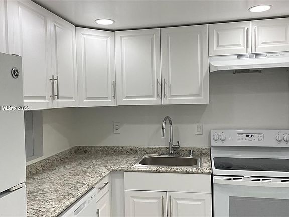 5th image of 16710 NE 9th Ave APT 305