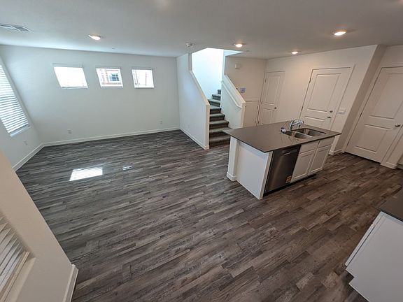 5th image of 924 Violet Heron St