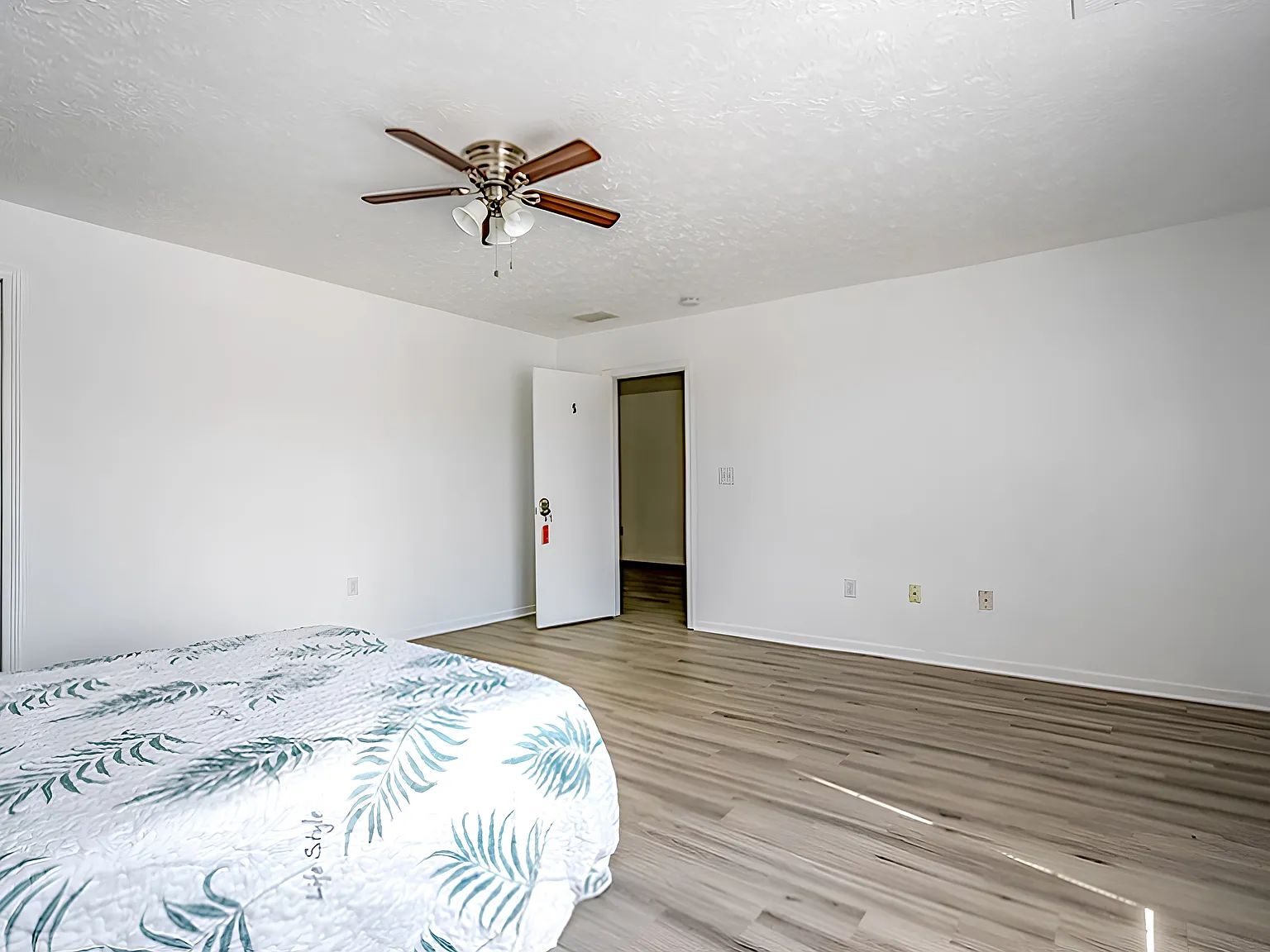 4 bed, 2.0 bath, 4084 sqft, $745 — Photo 2