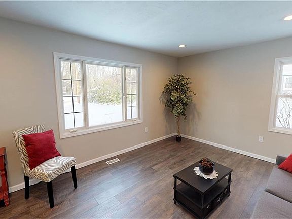 3rd image of 6178 Selkirk Dr