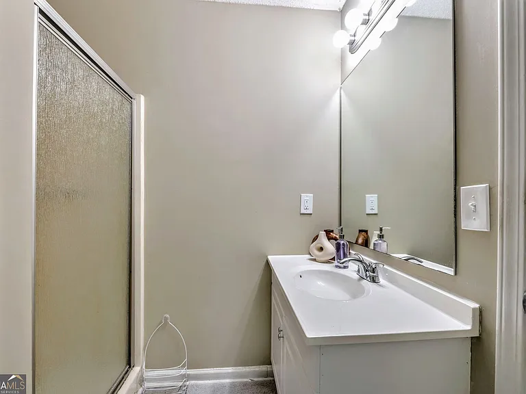 221 Remington Ln — Photo 11
