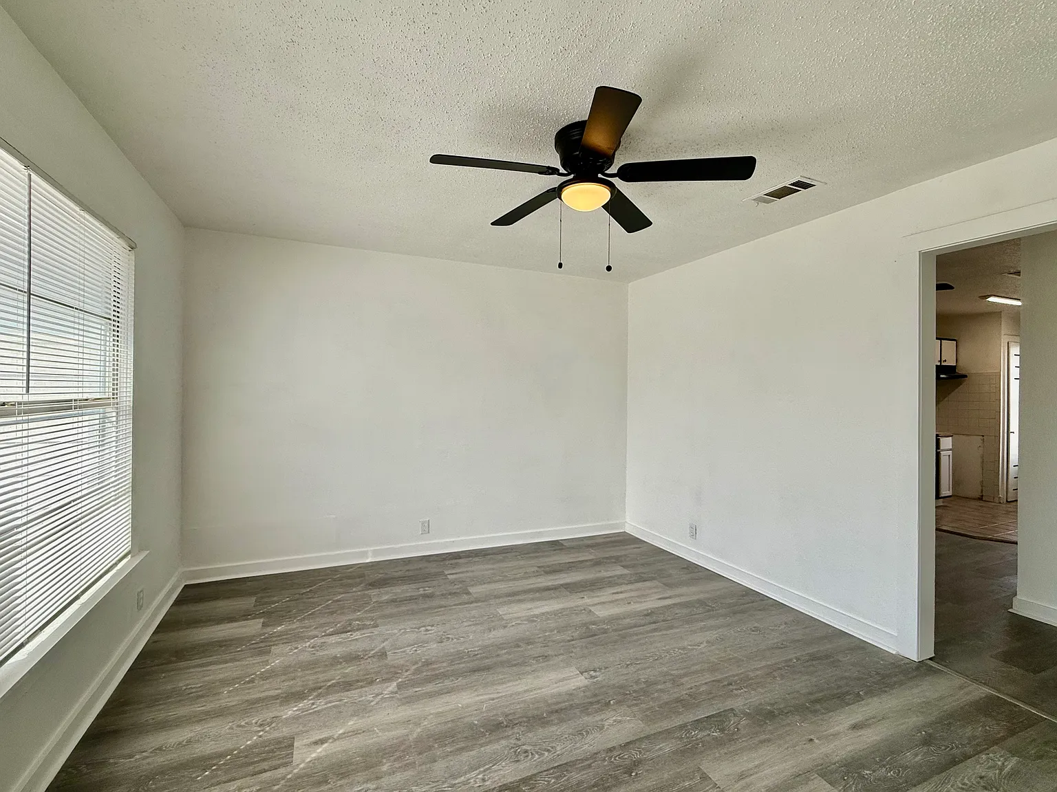 3 bed, 946 sqft, $1,300 — Photo 3