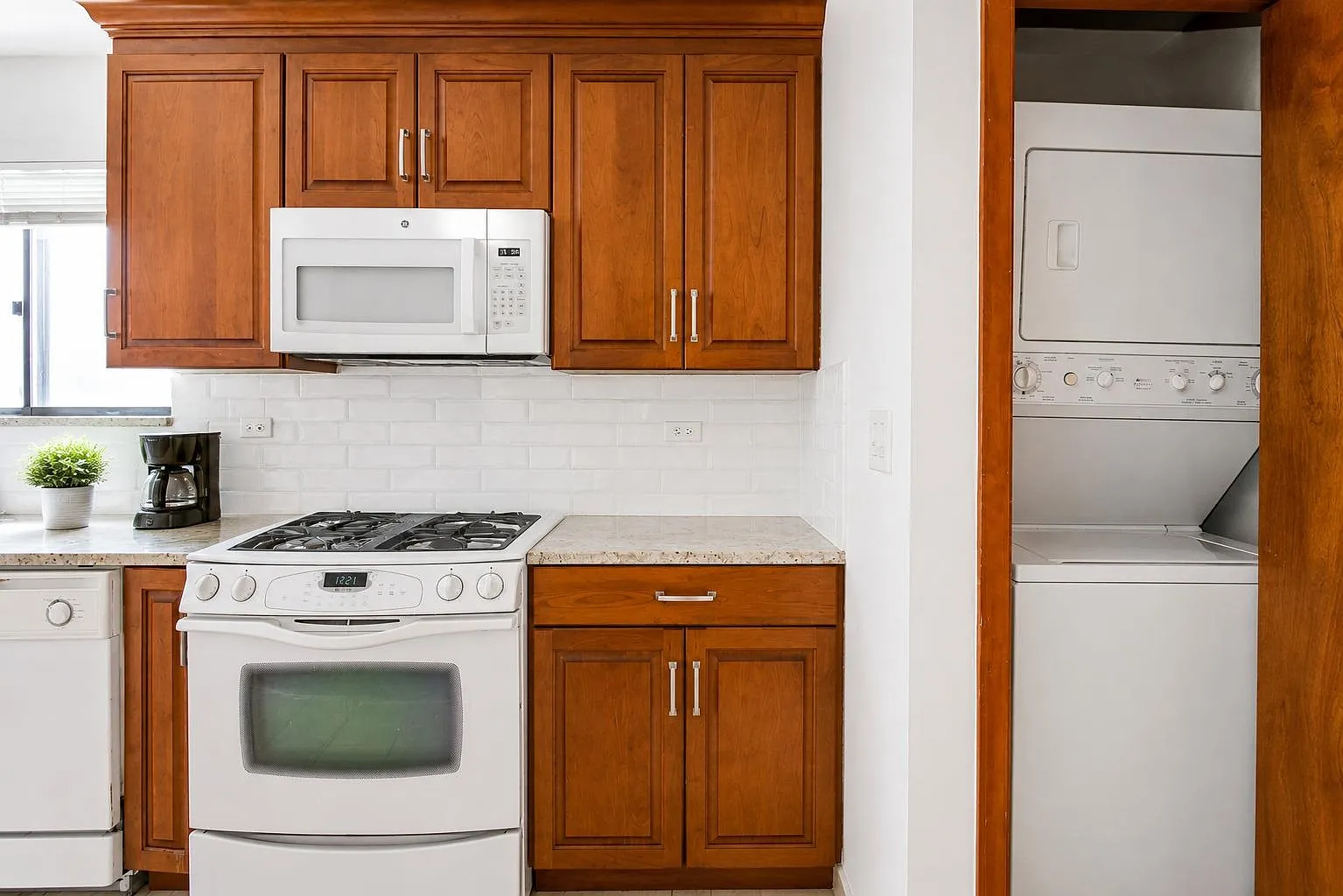 3 bed, 2.0 bath, 1500 sqft, $3,200 — Photo 3