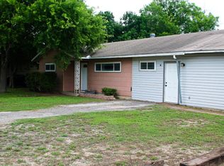 935 E Nopal St, Uvalde, TX 78801