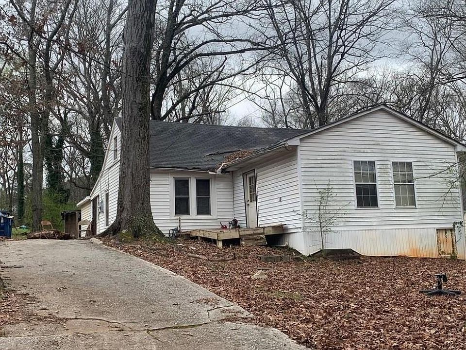 2nd image of 1595 Woodland Ave SE