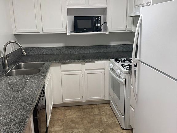 3rd image of 521 S Manhattan Pl APT 102