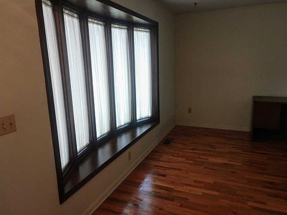 3rd image of 736 Hickorywood Dr