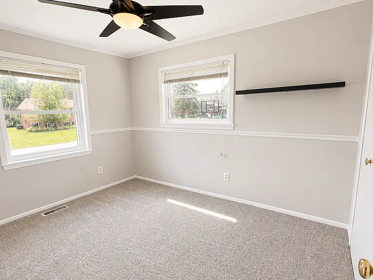 1431 Meadow Dr — Photo 9