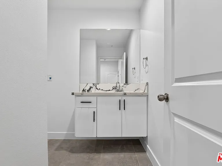 11444 Oxnard St #1/2 — Photo 35