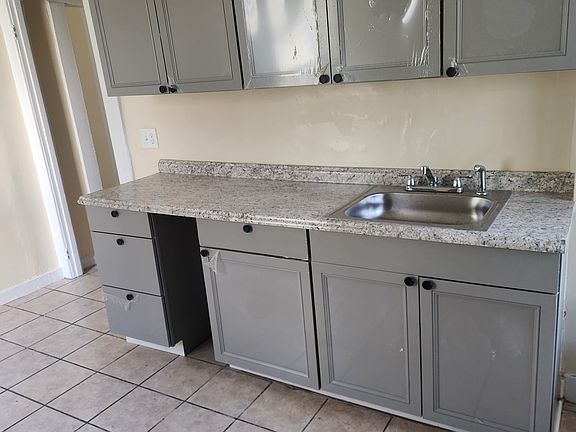 2nd image of 809 Sherman Pkwy #2R