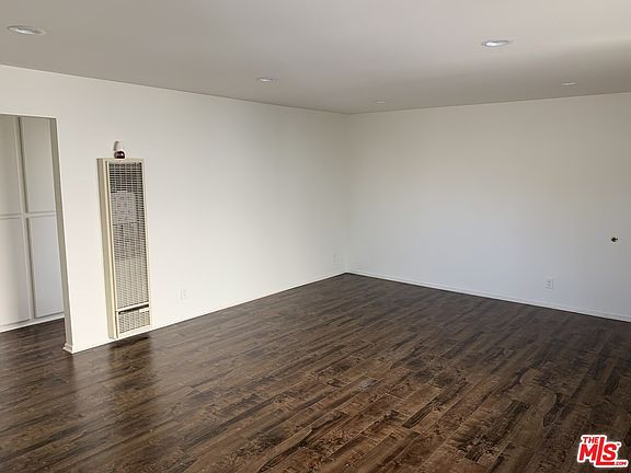 3rd image of 727 W Hyde Park Blvd APT 202
